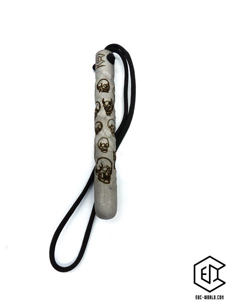 Handgeschmiedeter Kubotan HC-22-2 Unikat (Custom Made) von vorne auf weißem Hintergrund. Seriennummer SN sichtbar, Totenkopf-Gravur, schwarzer Paracord-Fangriemen, 3 Bohrungen. GPSR: Chargennummer/Hersteller SN für Rückverfolgbarkeit. Nur als Grifffestige